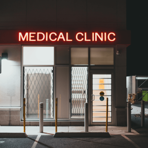 An illuminated ‘medical clinic’ neon sign