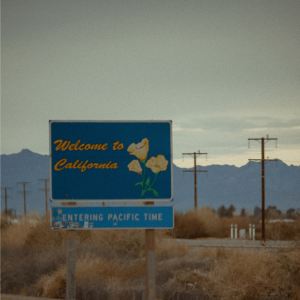 A sign alongside a highway that says ‘welcome to banning california