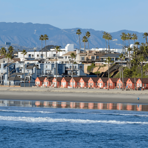 a view of an Oceanside California beach with houses in the background