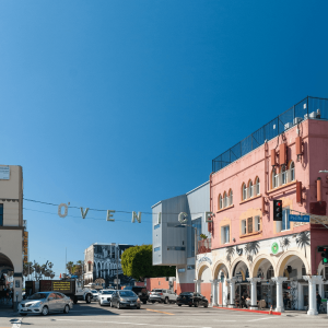 iconic venice sign near the boardwalk